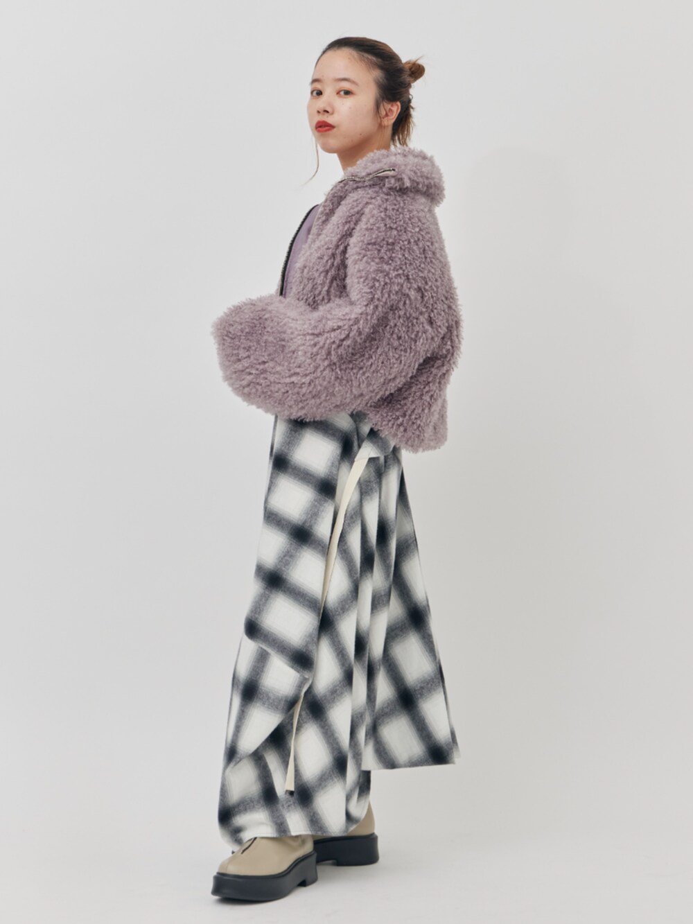 ホワイト系のワンピース、パープル系のブルゾンを着用したレディースの秋コーディネートの3枚目の写真