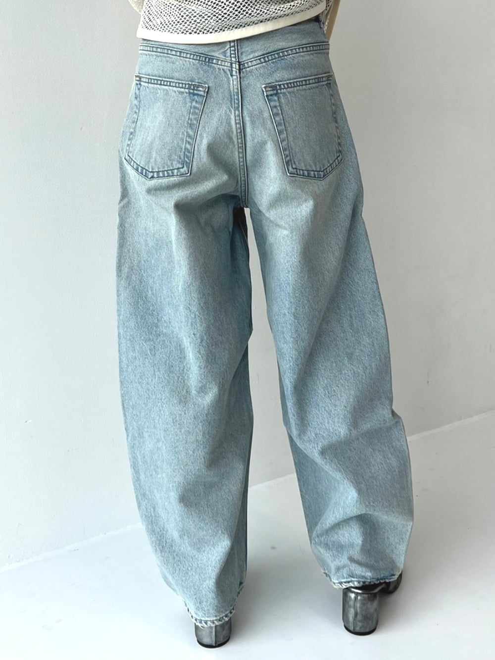 ホワイト系のTシャツ/カットソー、ブラウン系のTシャツ/カットソー、ブルー系のデニムパンツを着用したレディースの冬コーディネートの3枚目の写真