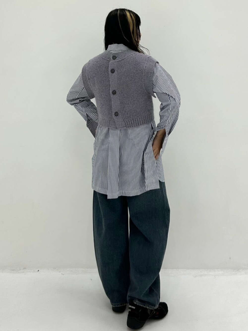 その他のシャツ/ブラウスを着用したレディースの秋コーディネートの3枚目の写真