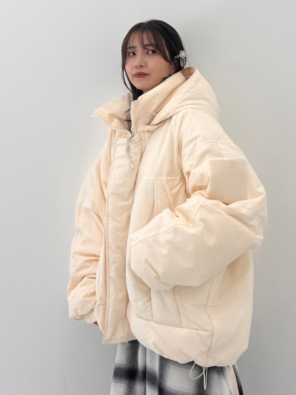 ホワイト系のダウンジャケット/コート、ホワイト系のワンピースを着用したレディースの秋コーディネートの5枚目の写真