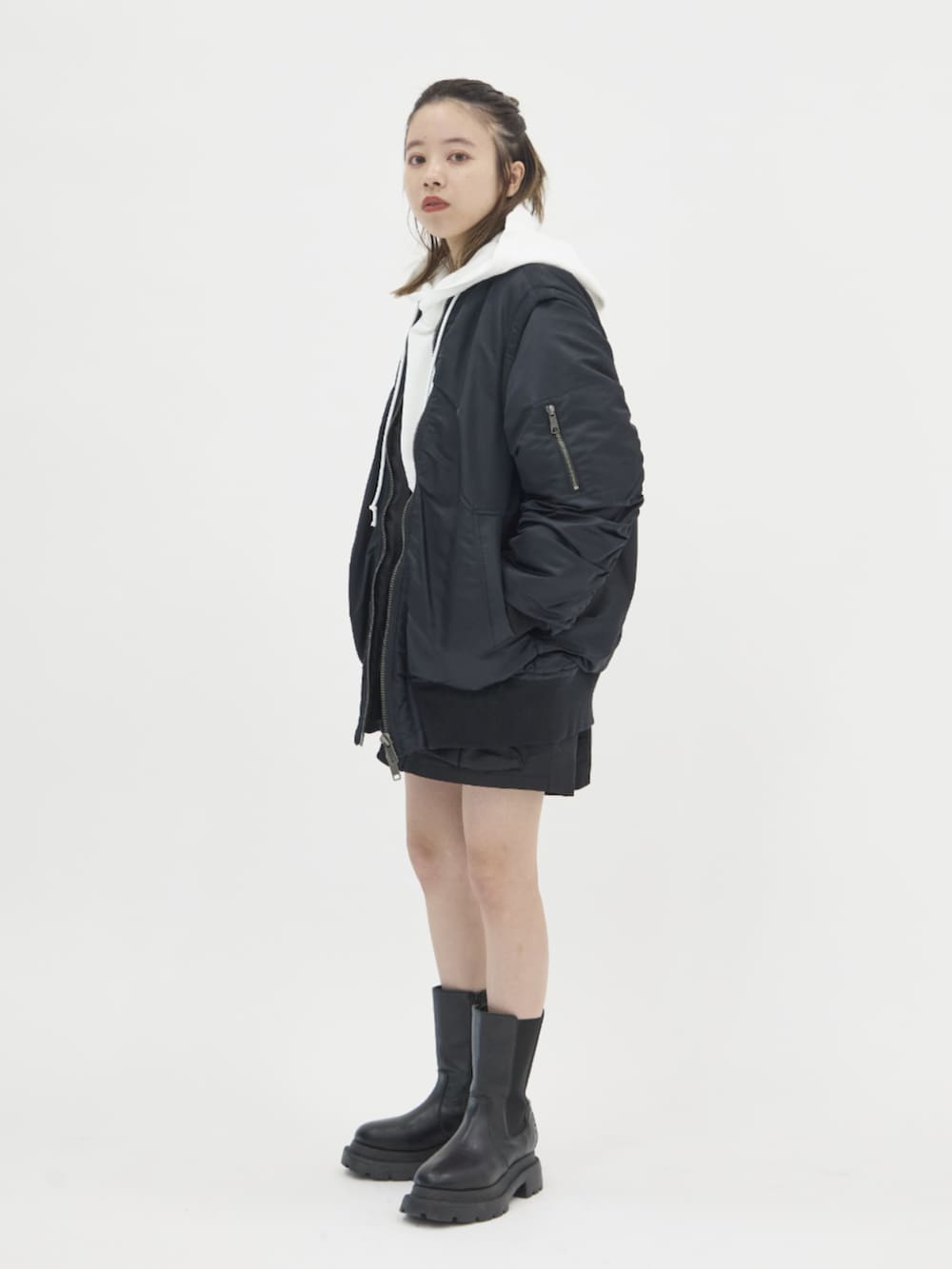 ブラック系のMA-1を着用したレディースの冬コーディネートの2枚目の写真