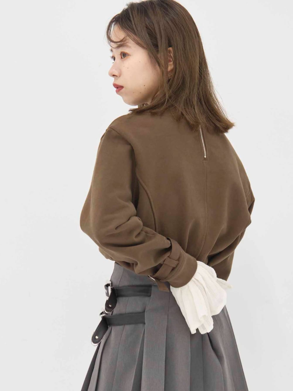 ブラウン系のスウェット、グレー系のスカート、ブラック系のバンダナ/スカーフを着用したレディースの冬コーディネートの3枚目の写真