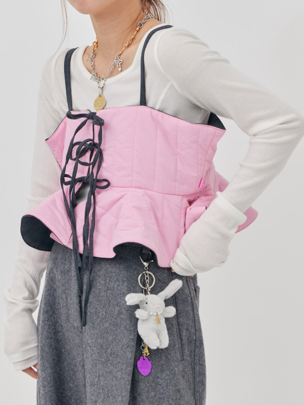 グレー系のスラックス、ピンク系のその他トップス、グレー系のその他小物を着用したレディースの秋コーディネートの4枚目の写真