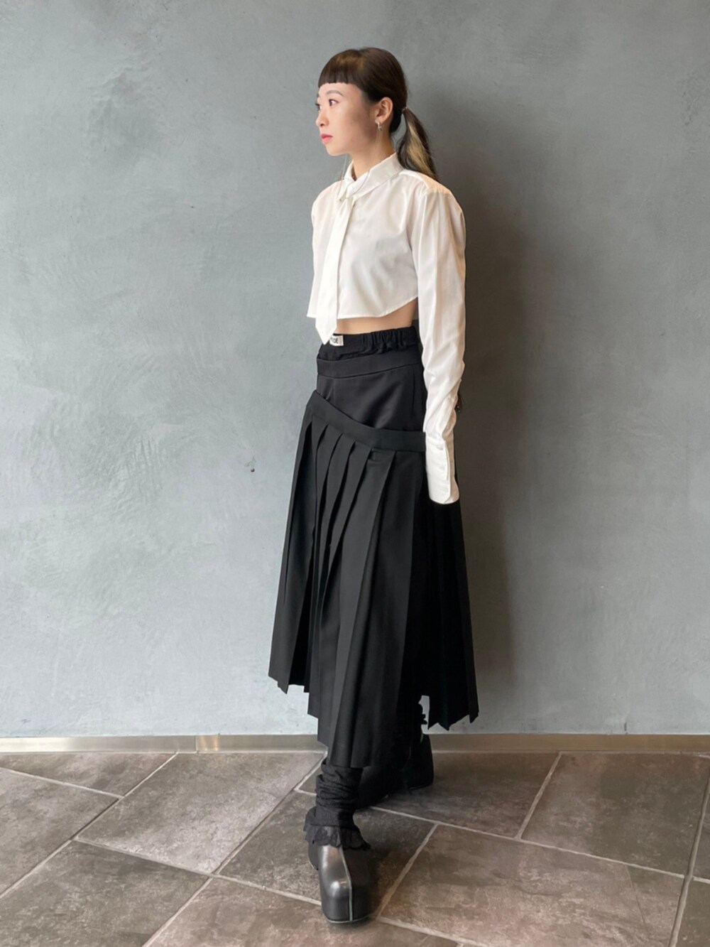 ホワイト系のシャツ/ブラウス、ブラック系のスカートを着用したレディースの秋コーディネートの2枚目の写真