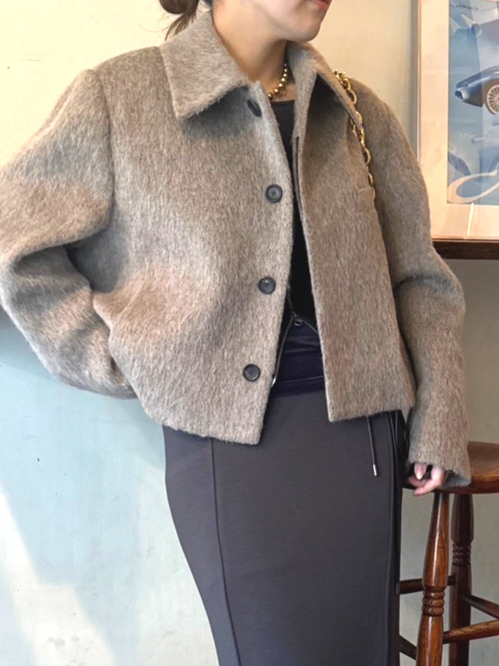 ベージュ系のその他アウター、グレー系のスカートを着用したレディースの秋コーディネートの2枚目の写真