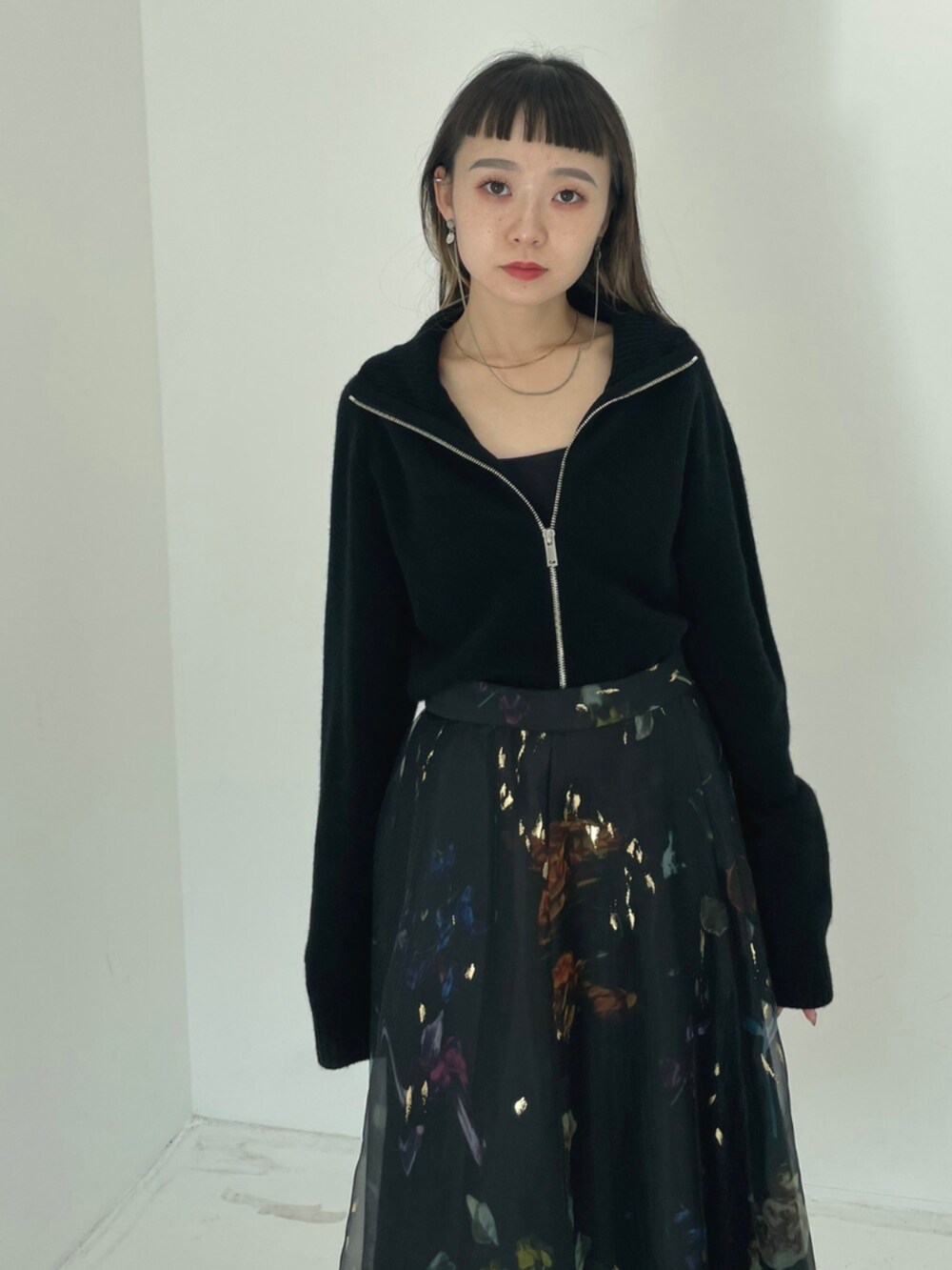 ブラック系のニット/セーターを着用したレディースの秋コーディネートの3枚目の写真