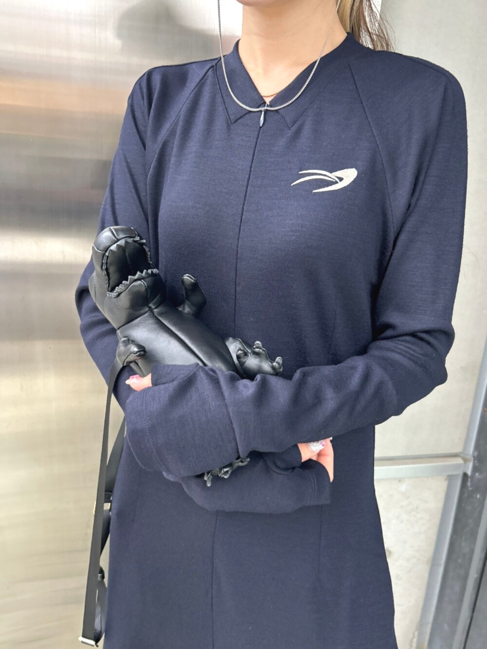 ブルー系のワンピースを着用したレディースの秋コーディネートの3枚目の写真