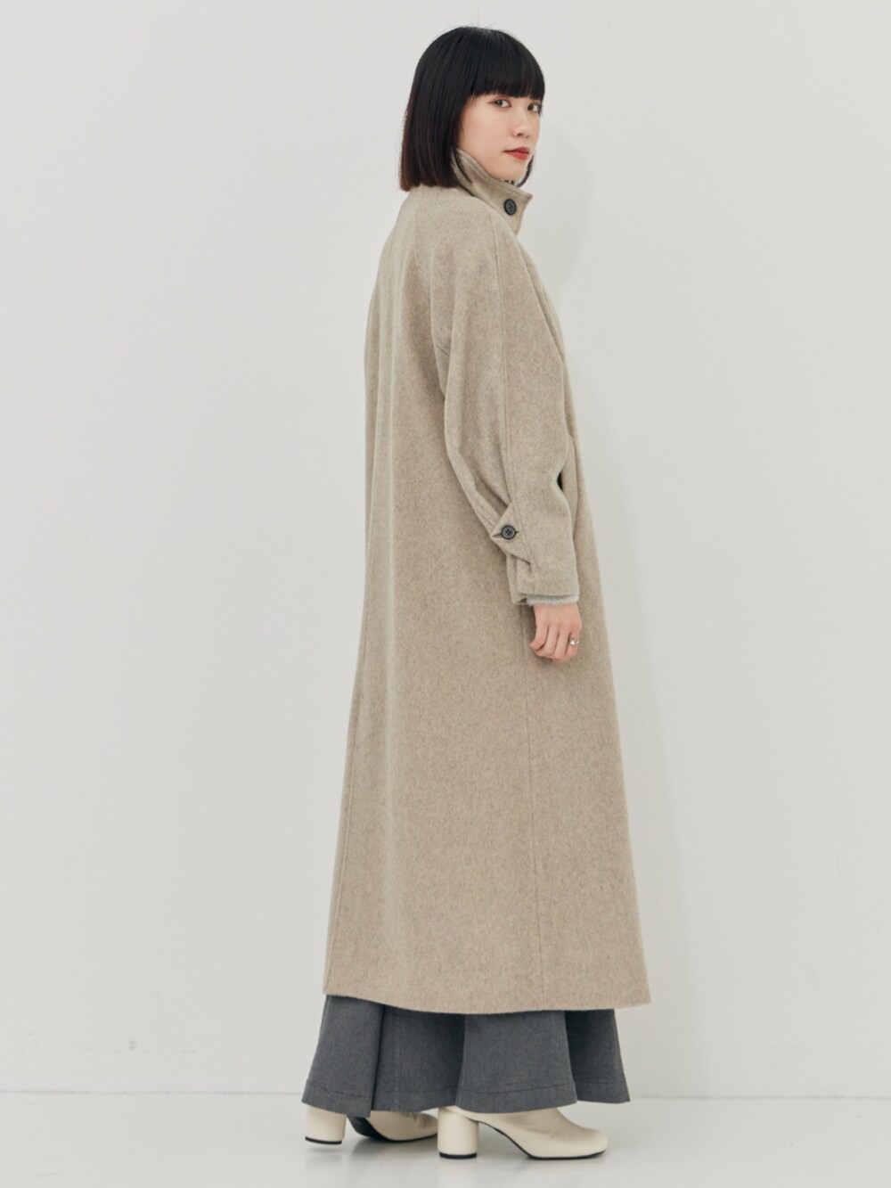 ベージュ系のその他アウターを着用したレディースの秋コーディネートの4枚目の写真