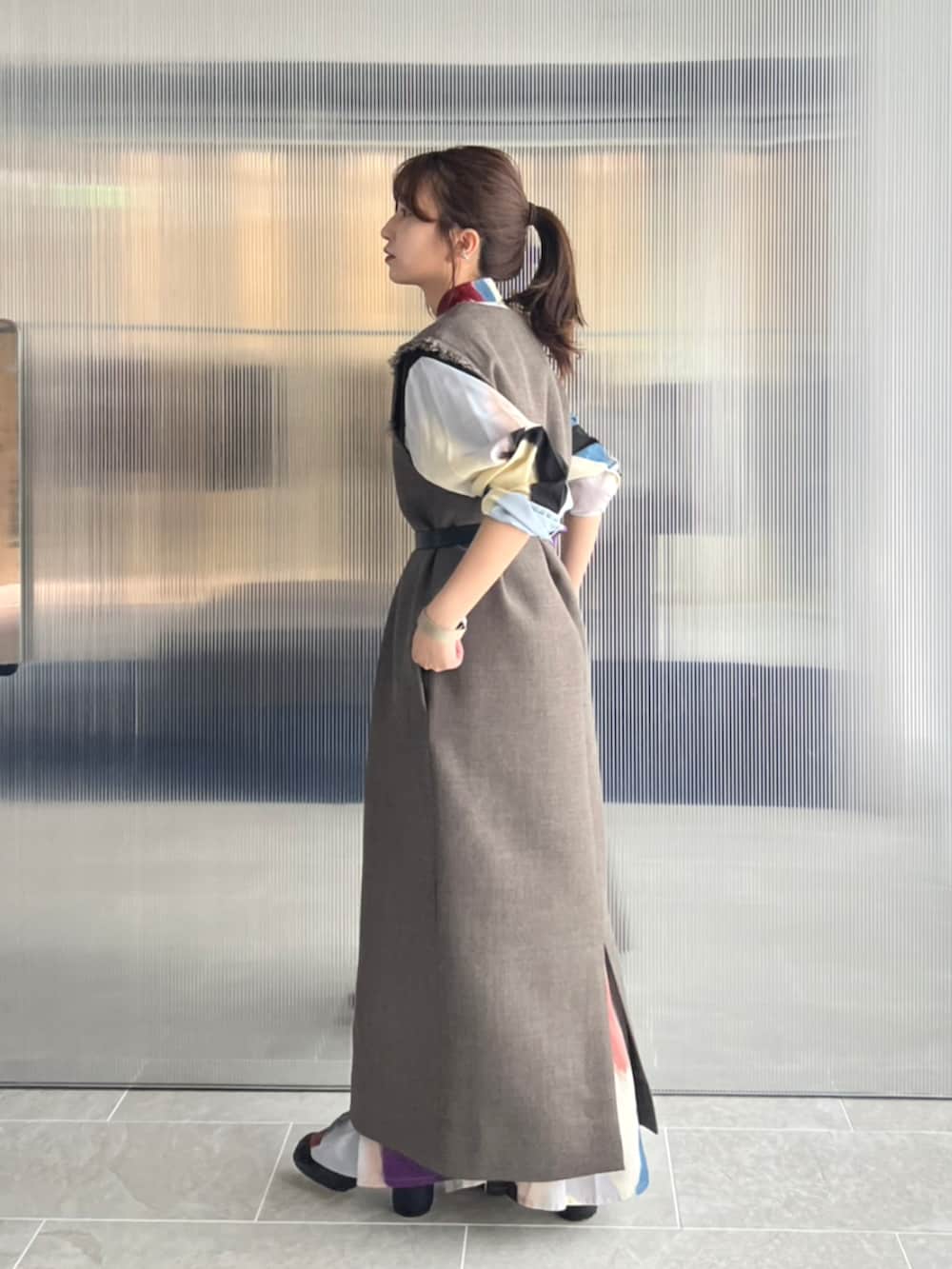 ベージュ系のワンピース、ブラック系のベルトを着用したレディースの秋コーディネートの2枚目の写真