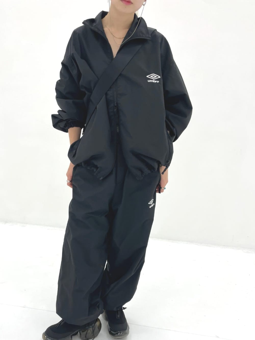 ブラック系のブルゾン、ブラック系のスニーカーを着用したレディースの秋コーディネートの2枚目の写真