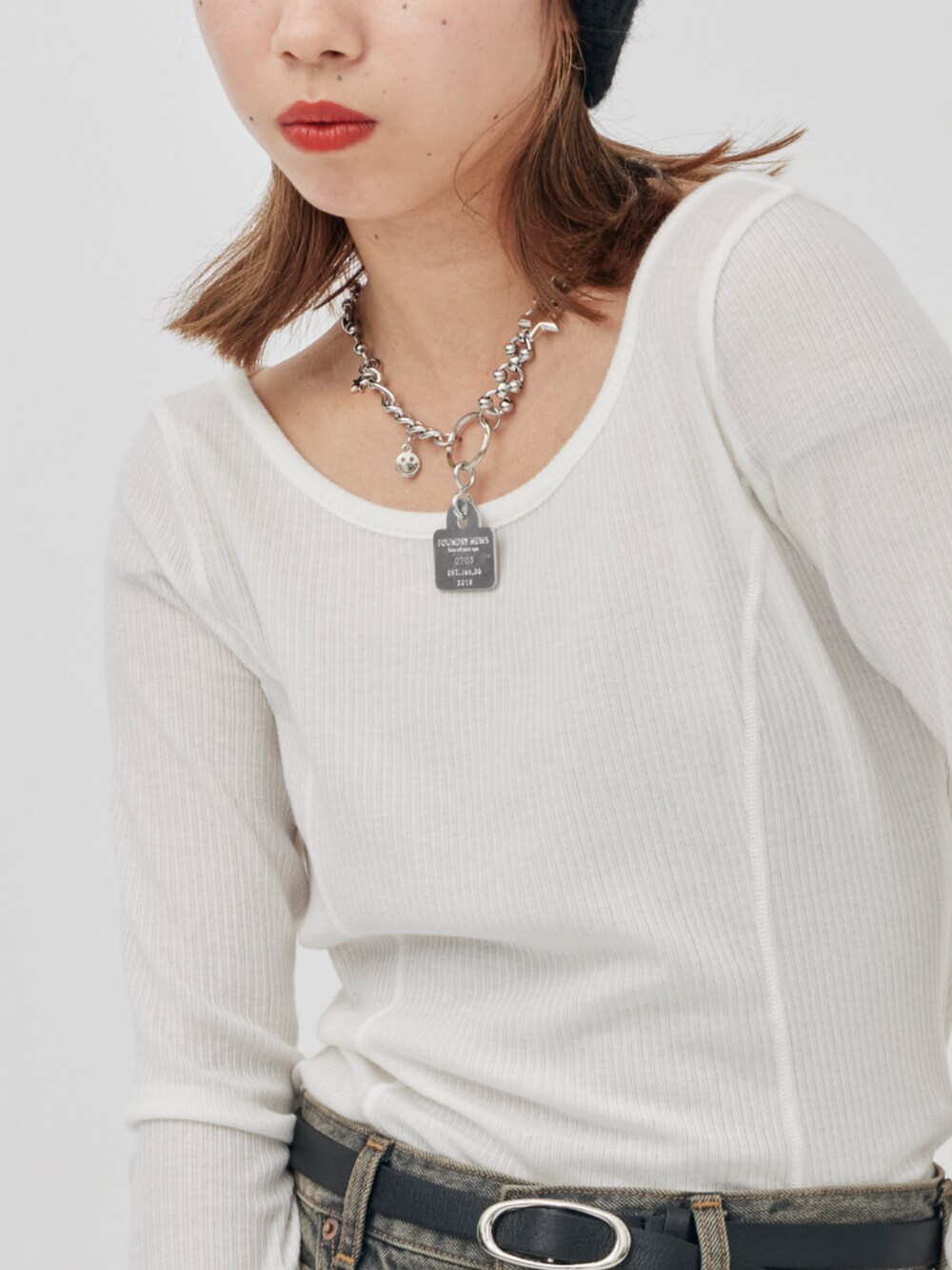 ゴールド系のネックレス、ホワイト系のその他小物を着用したレディースの秋コーディネートの3枚目の写真