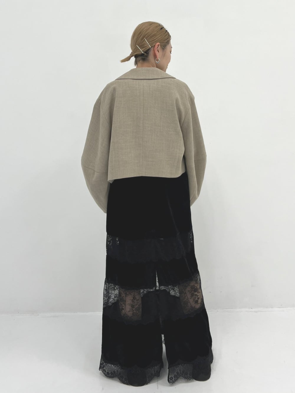 ベージュ系のその他アウター、ブラック系のドレスを着用したレディースの春コーディネートの3枚目の写真