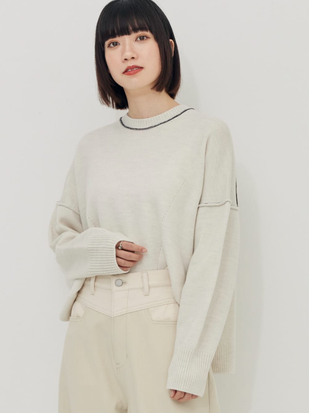 ホワイト系のその他パンツ、ホワイト系のニット/セーターを着用したレディースの秋コーディネートの2枚目の写真