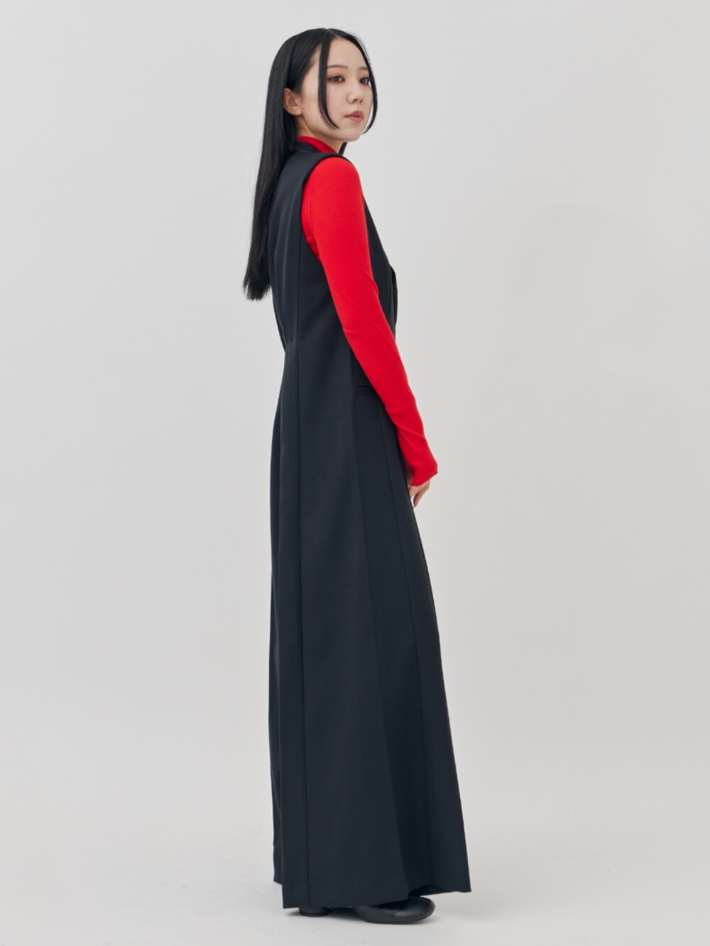 ブラック系のつなぎ/オールインワン、レッド系のニット/セーターを着用したレディースの秋コーディネートの2枚目の写真