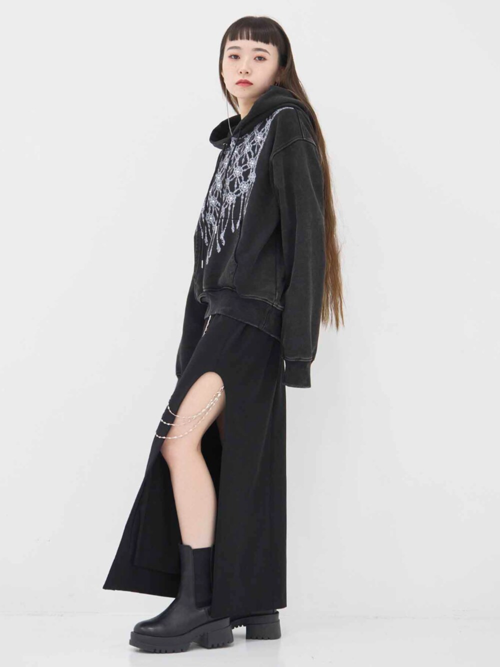 ブラック系のパーカーを着用したレディースの冬コーディネートの3枚目の写真