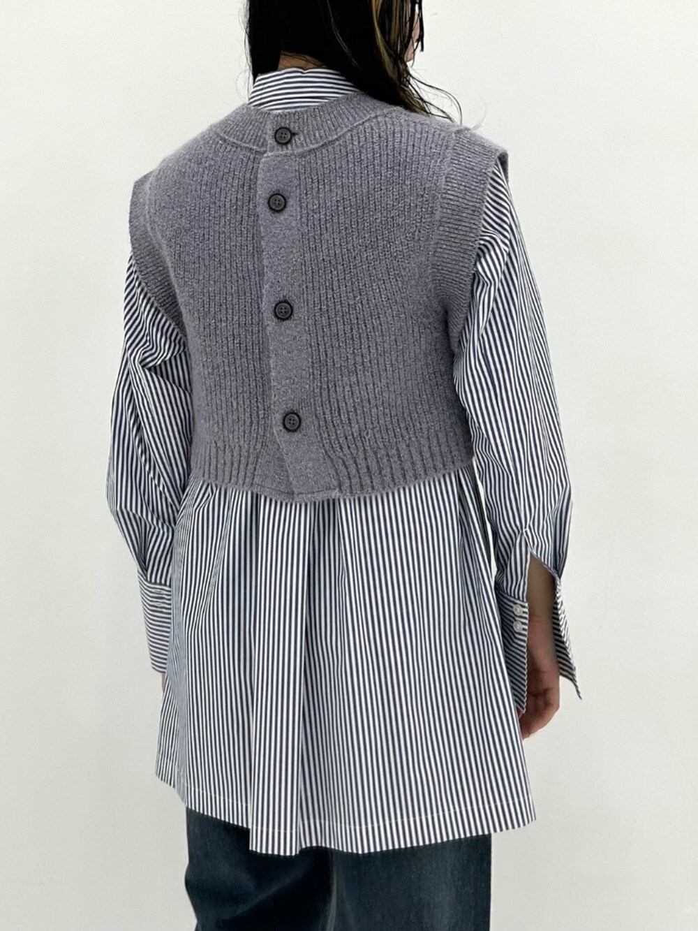 その他のシャツ/ブラウスを着用したレディースの秋コーディネートの5枚目の写真