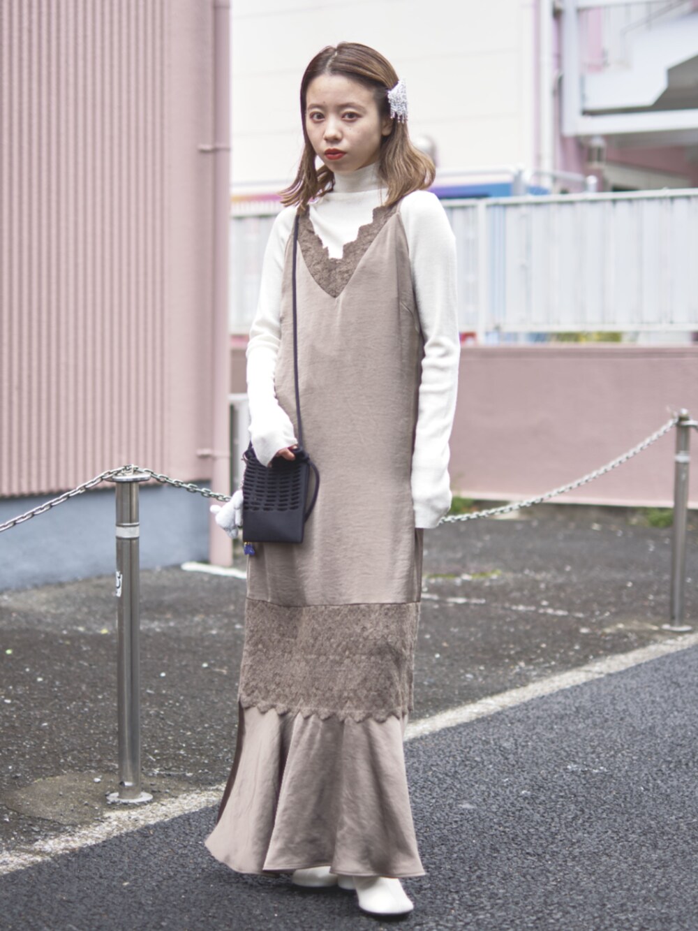 グレー系のドレス、ホワイト系のバレッタ/ヘアクリップを着用したレディースの冬コーディネートの3枚目の写真