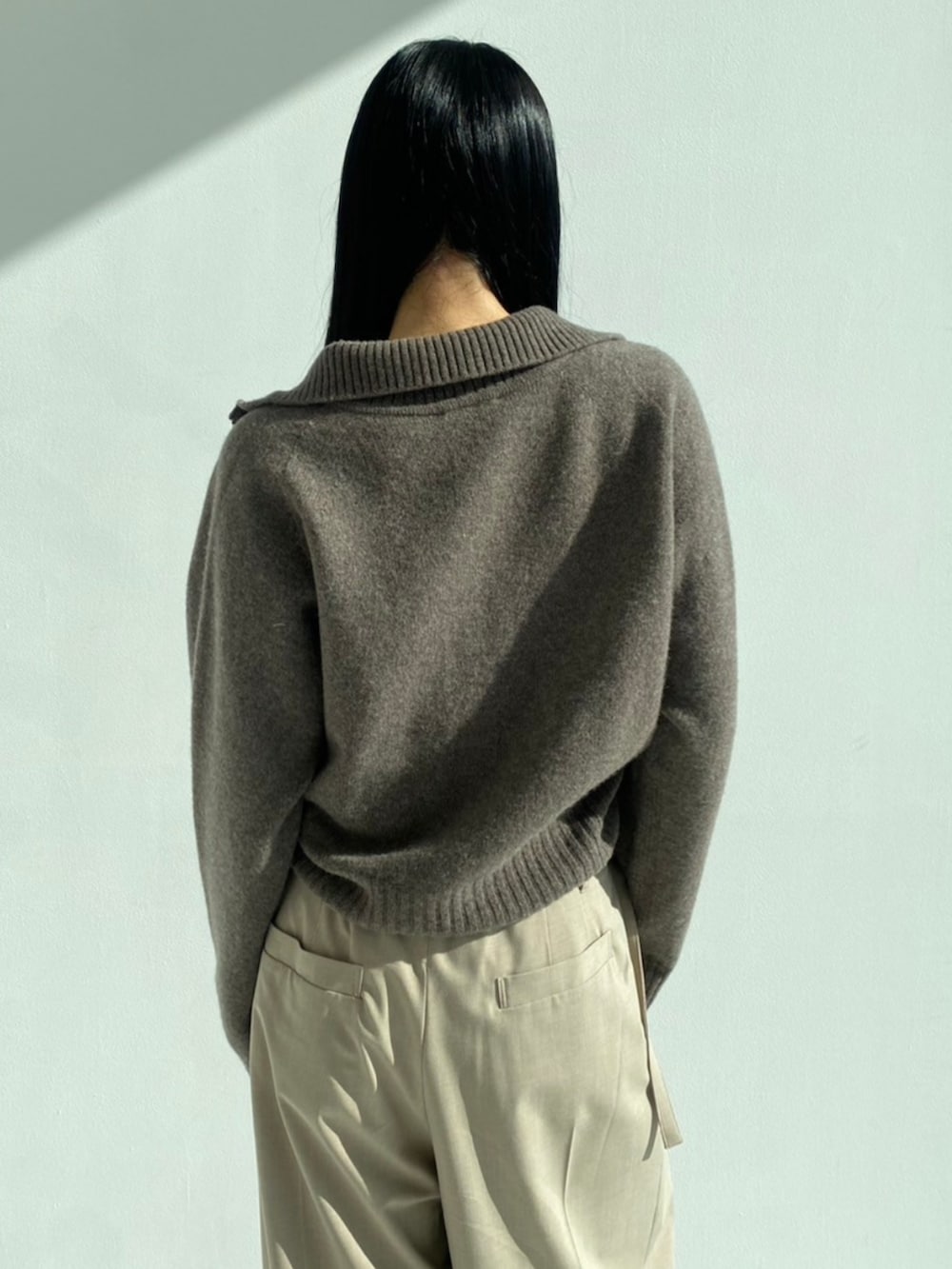 ブラウン系のニット/セーター、ベージュ系のその他パンツを着用したレディースの秋コーディネートの4枚目の写真