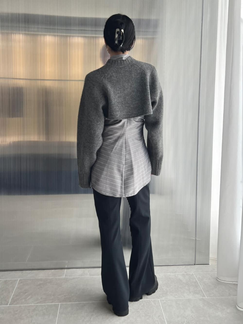 その他のシャツ/ブラウス、グレー系のカーディガン/ボレロを着用したレディースの秋コーディネートの2枚目の写真