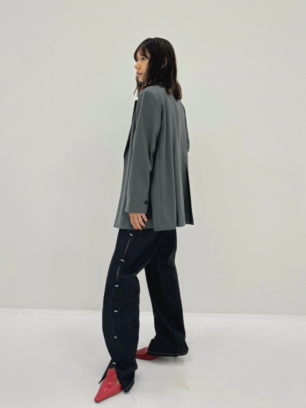 ブルー系のデニムパンツを着用したレディースの秋コーディネートの3枚目の写真