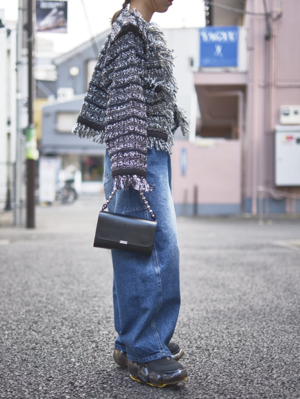 ブラック系のカーディガン/ボレロ、ブルー系のデニムパンツを着用したレディースの冬コーディネートの6枚目の写真