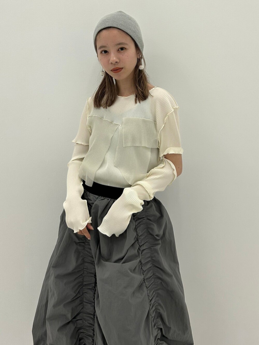 ホワイト系のTシャツ/カットソーを着用したレディースの秋コーディネートの2枚目の写真