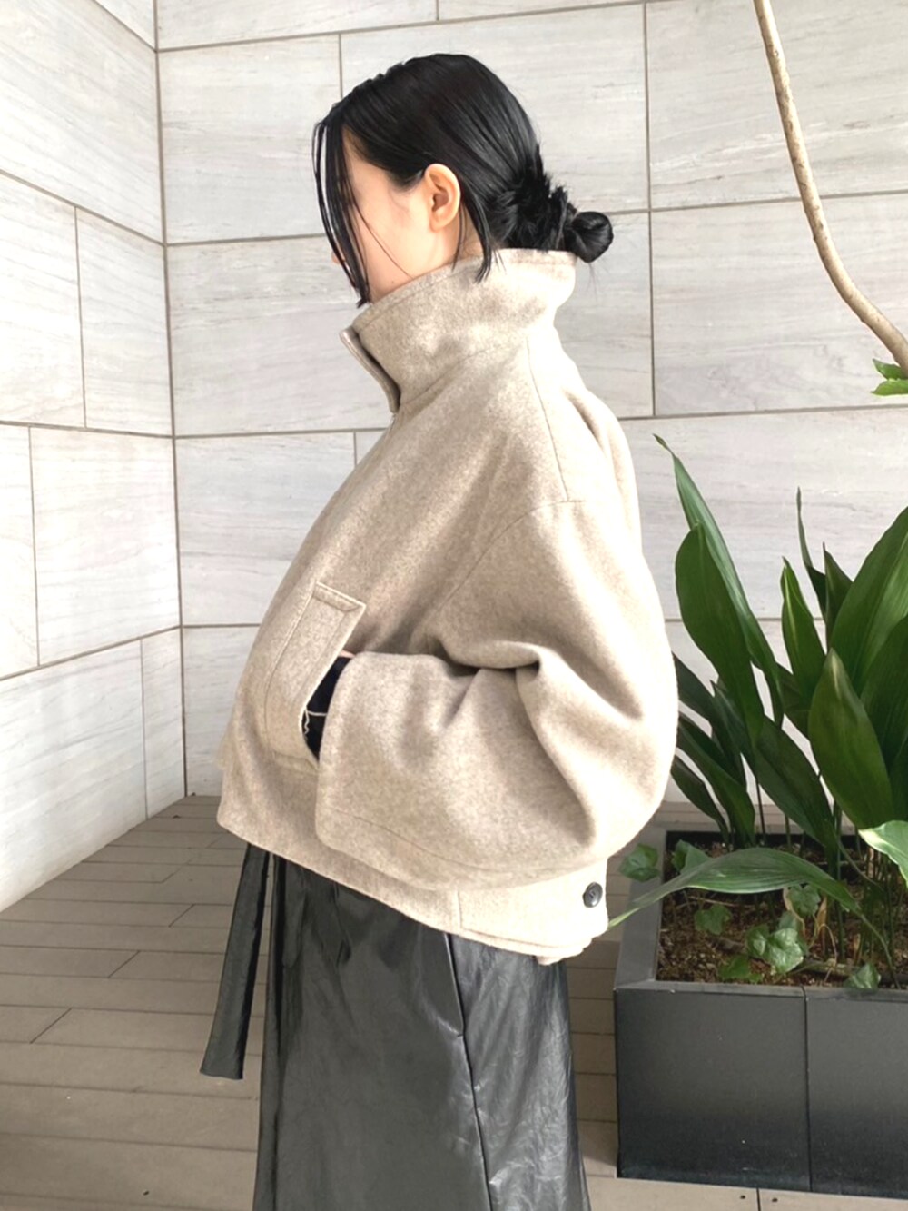 ベージュ系のブルゾン、ブラック系のスカートを着用したレディースの秋コーディネートの5枚目の写真