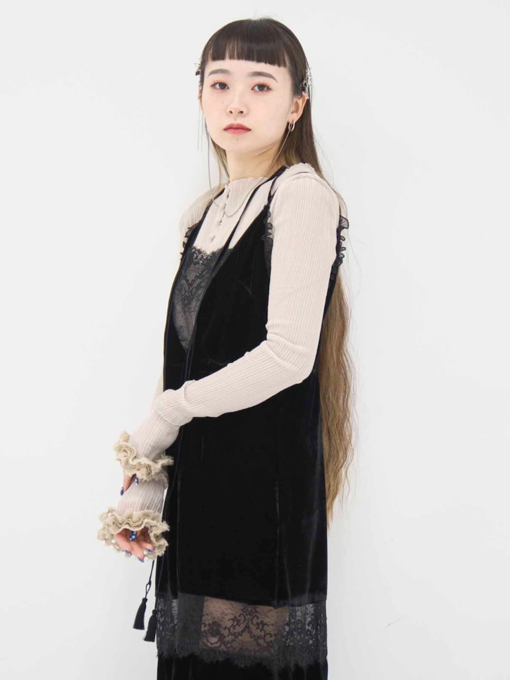 ブラック系のドレスを着用したレディースの冬コーディネートの4枚目の写真