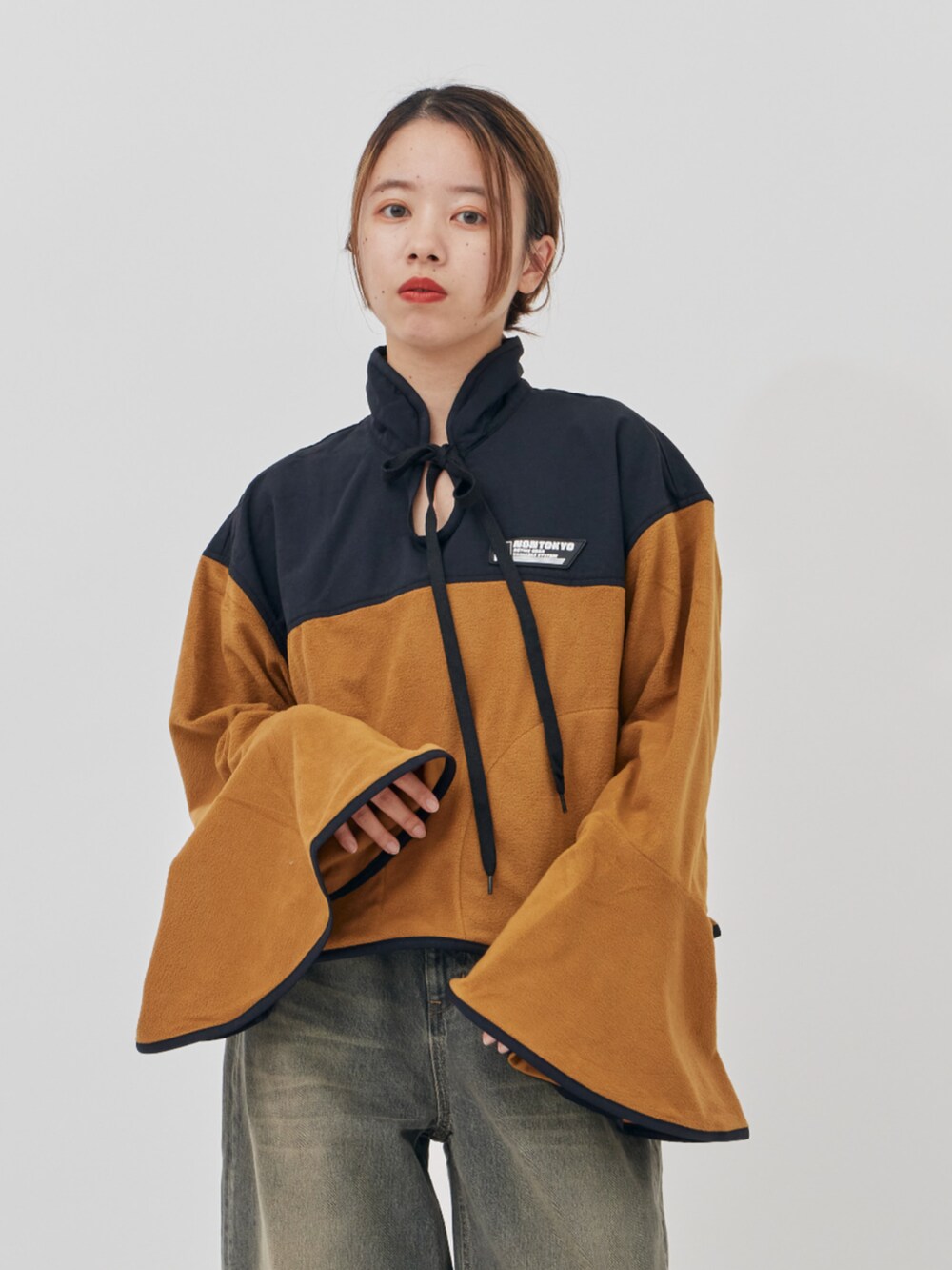 ブラック系のデニムパンツ、イエロー系のその他トップスを着用したレディースの秋コーディネートの4枚目の写真