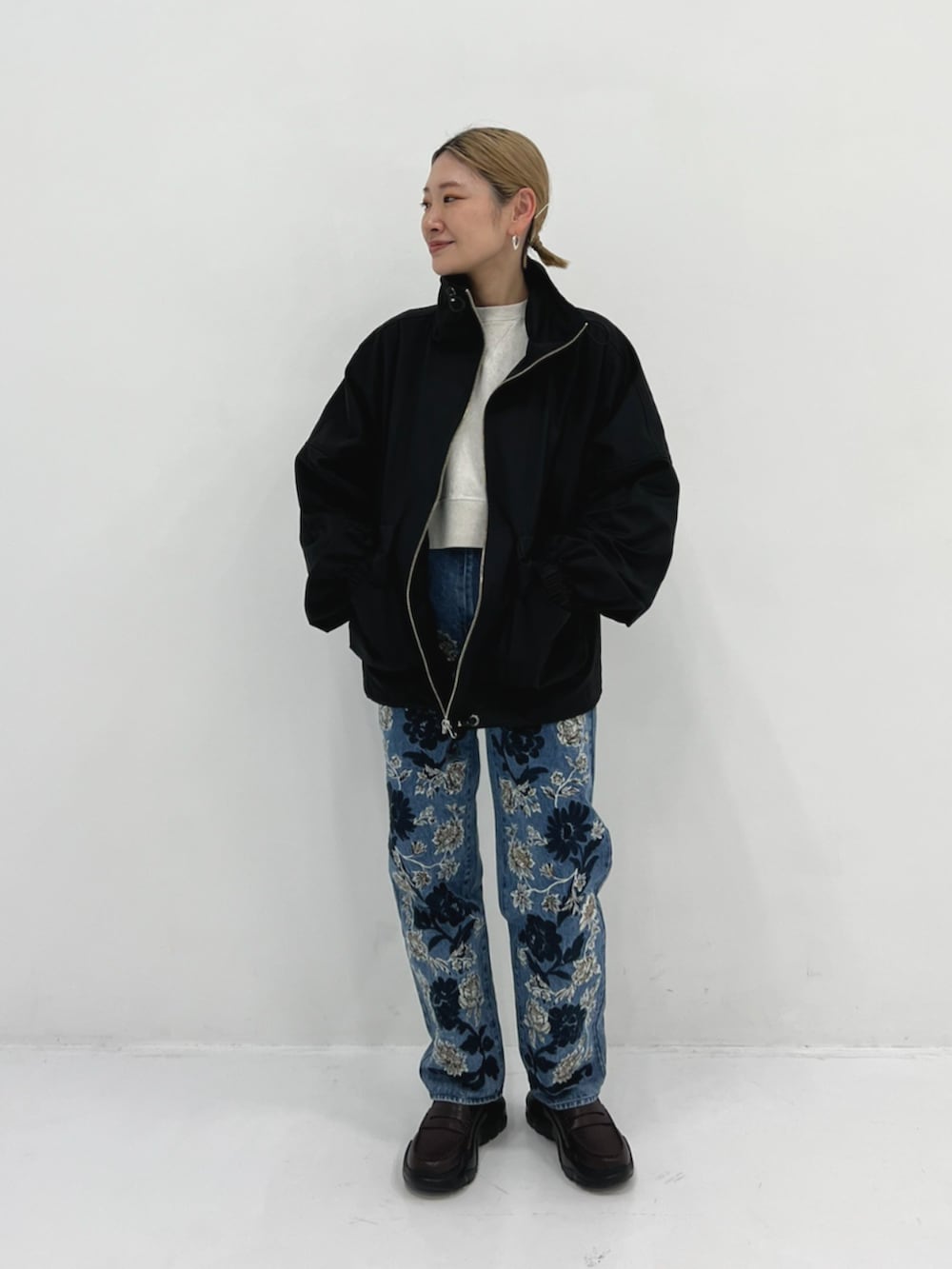 ブラック系のブルゾン、グレー系のスウェット、ブルー系のその他パンツを着用したレディースの春コーディネートの2枚目の写真