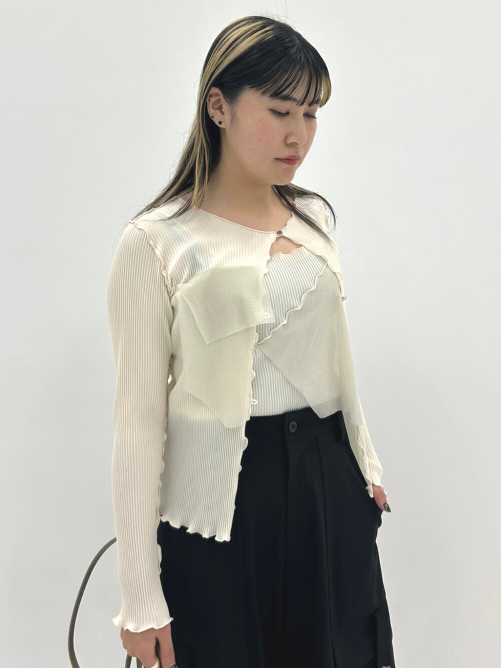 ホワイト系のカーディガン/ボレロ、グレー系のハンドバッグを着用したレディースの秋コーディネートの2枚目の写真