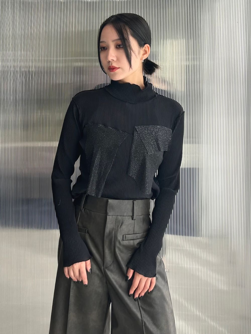 シルバー系のブーツ、ブラウン系のその他パンツ、ブラック系のTシャツ/カットソーを着用したレディースの秋コーディネートの3枚目の写真