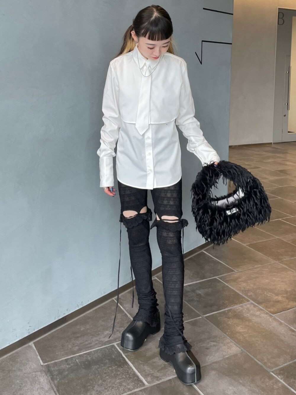 ホワイト系のシャツ/ブラウス、ブラック系のタイツ/ストッキングを着用したレディースの秋コーディネートの2枚目の写真