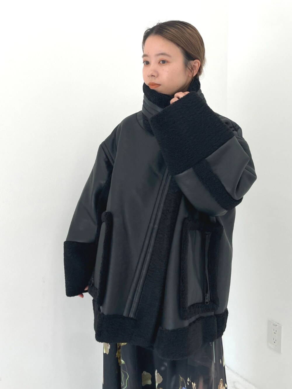 ブラック系のその他アウターを着用したレディースの秋コーディネートの5枚目の写真