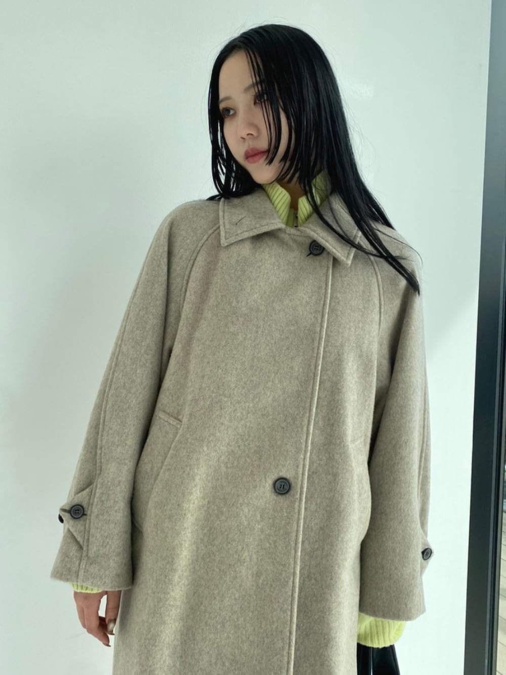 ベージュ系のその他アウター、グリーン系のニット/セーターを着用したレディースの秋コーディネートの4枚目の写真