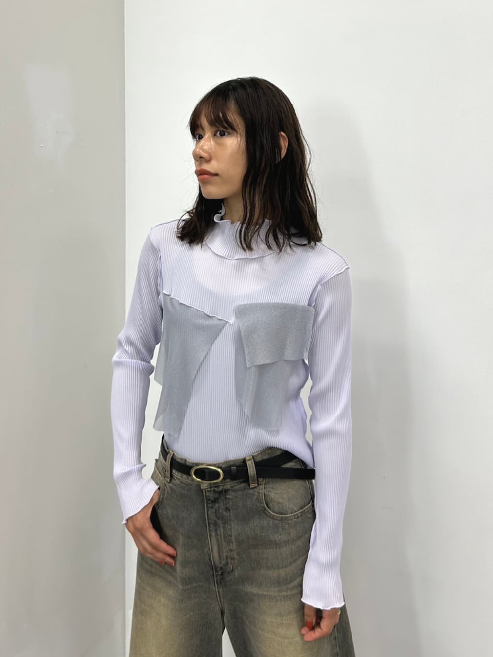 ブラック系のデニムパンツ、パープル系のTシャツ/カットソーを着用したレディースの秋コーディネートの2枚目の写真