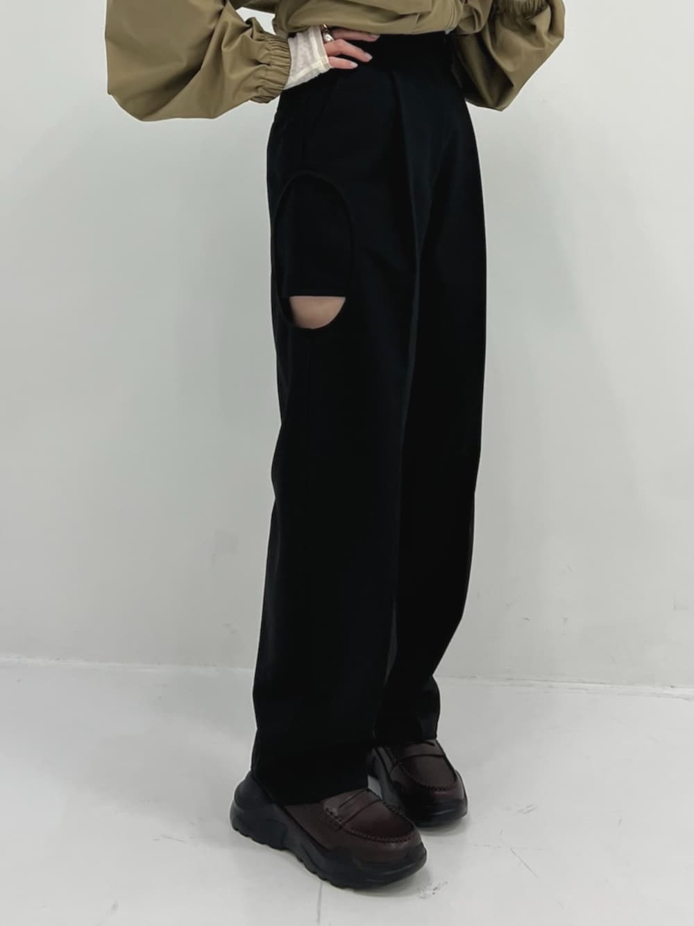 グリーン系のブルゾン、ブラウン系のローファー、ブラック系のその他パンツを着用したレディースの春コーディネートの4枚目の写真