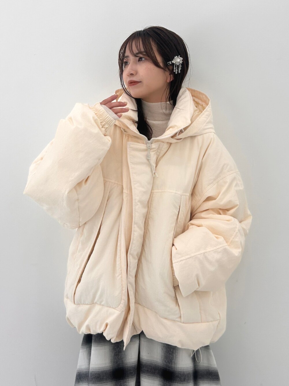 ホワイト系のダウンジャケット/コート、ホワイト系のワンピースを着用したレディースの秋コーディネートの4枚目の写真