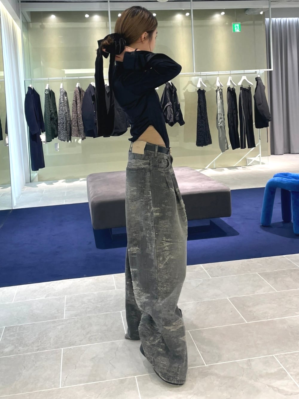 ブラック系のデニムパンツを着用したレディースの秋コーディネートの3枚目の写真