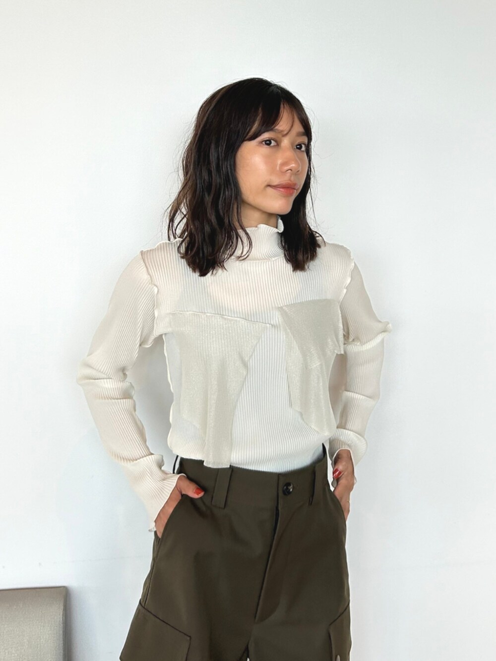 ホワイト系のTシャツ/カットソーを着用したレディースの秋コーディネートの4枚目の写真