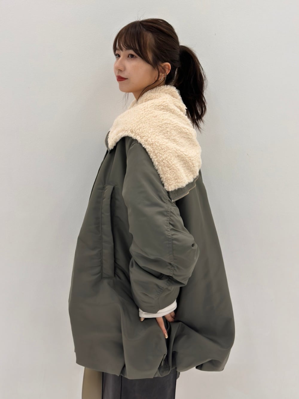 グリーン系のブルゾンを着用したレディースの秋コーディネートの4枚目の写真