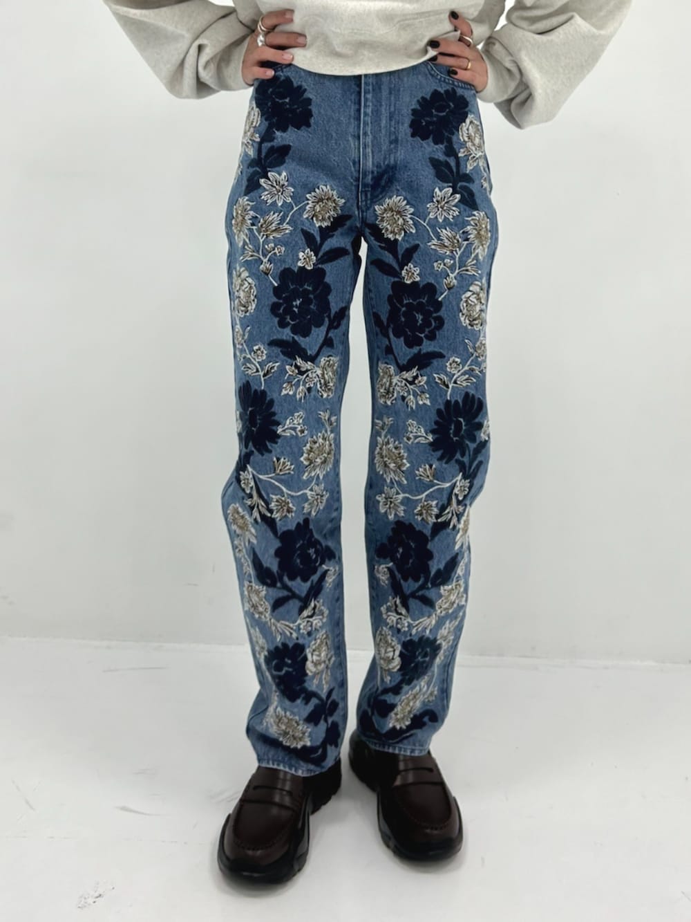 グレー系のスウェット、ブルー系のその他パンツ、ブラウン系のローファーを着用したレディースの春コーディネートの3枚目の写真