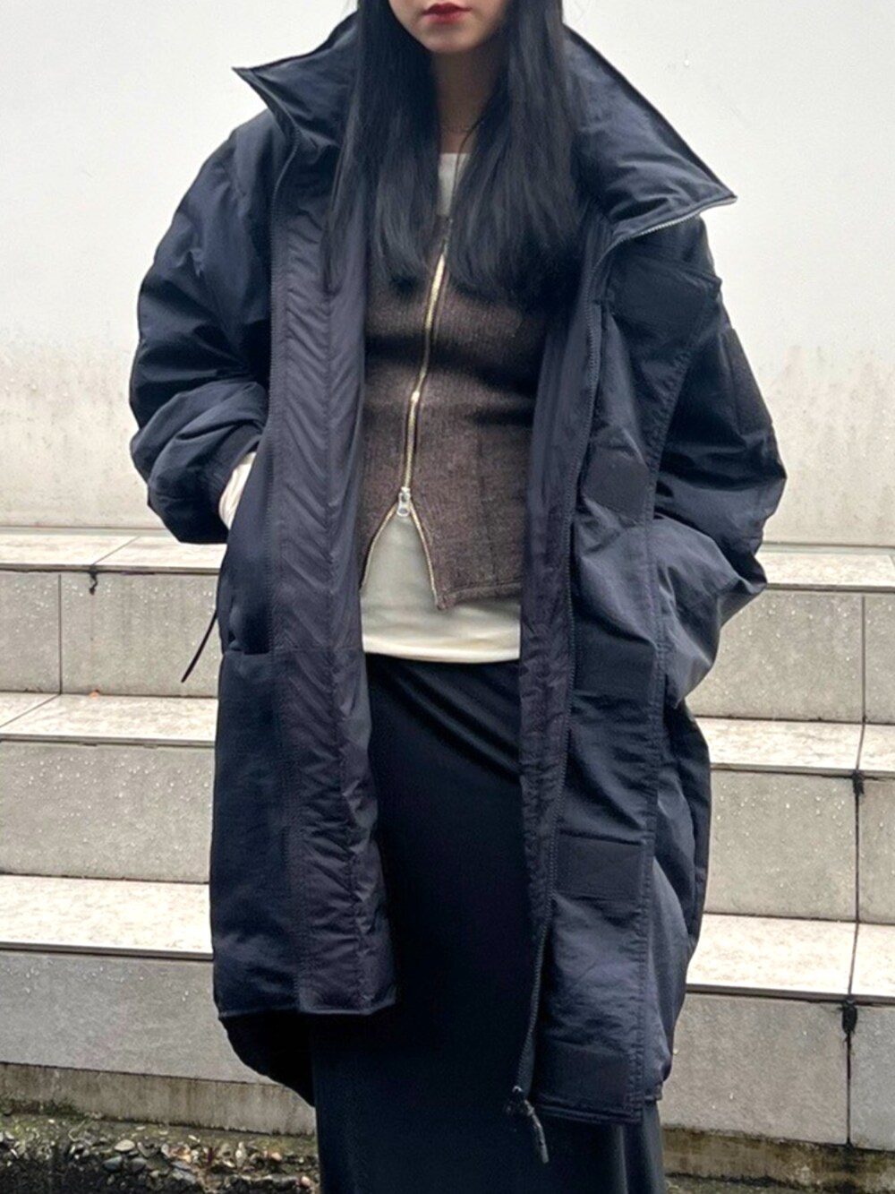 ブラック系のダウンジャケット/コートを着用したレディースの秋コーディネートの3枚目の写真