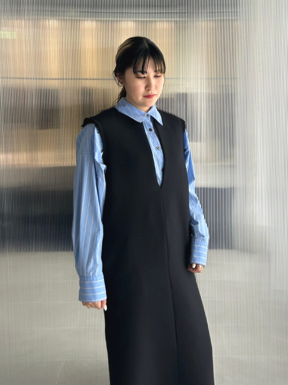 ブルー系のシャツ/ブラウス、ブラック系のブーツ、ブラック系のワンピースを着用したレディースの秋コーディネートの2枚目の写真