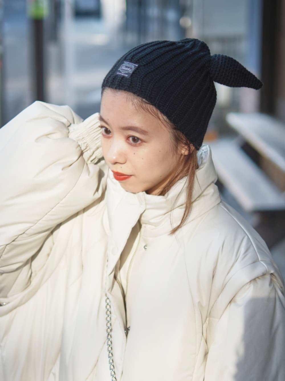 ブラック系のショルダーバッグ、ブラック系のニットキャップ/ビーニーを着用したレディースの冬コーディネートの2枚目の写真