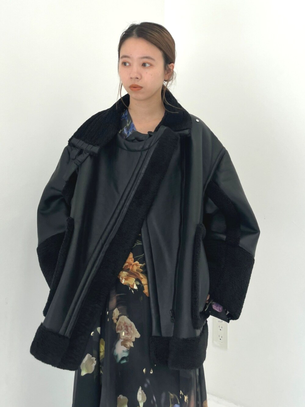 ブラック系のその他アウターを着用したレディースの秋コーディネートの4枚目の写真