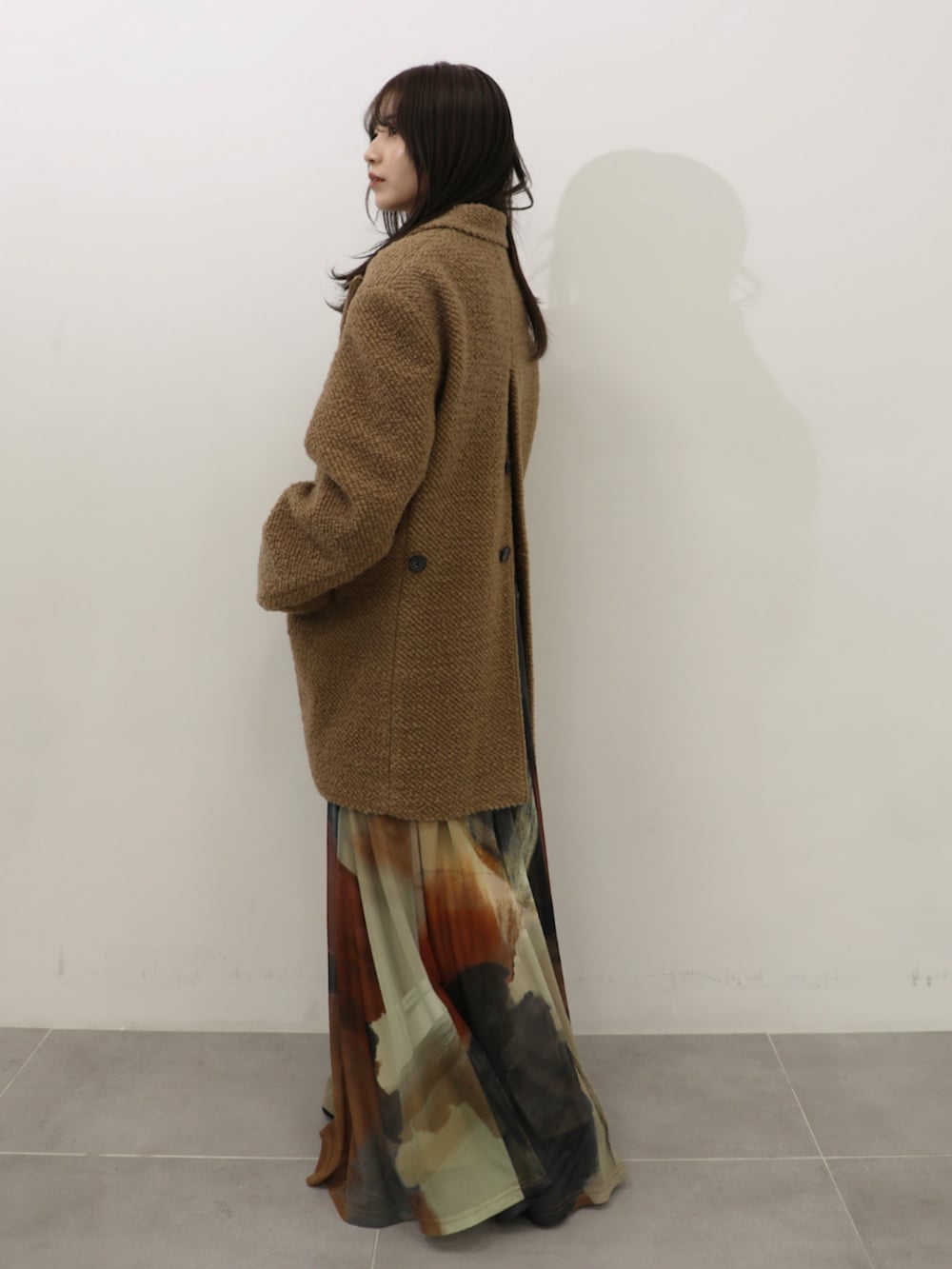 ブラウン系のワンピース、イエロー系のその他アウター、ホワイト系のショルダーバッグを着用したレディースの秋コーディネートの3枚目の写真