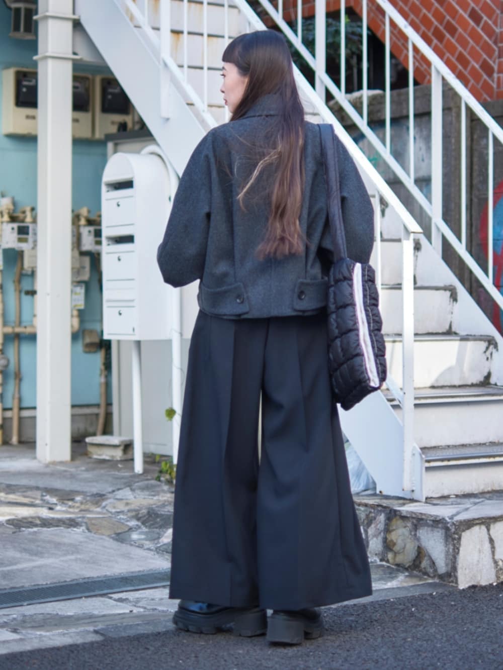 ブラック系のその他パンツ、グレー系のブルゾン、ブラック系のショルダーバッグを着用したレディースの冬コーディネートの3枚目の写真