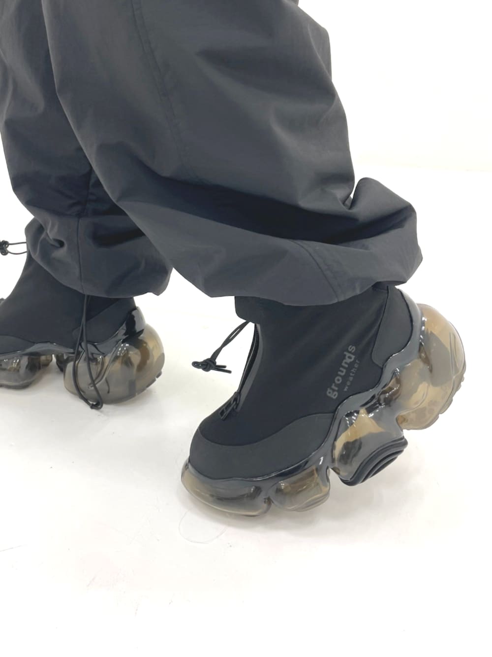 ブラック系のブルゾン、ブラック系のスニーカーを着用したレディースの秋コーディネートの4枚目の写真