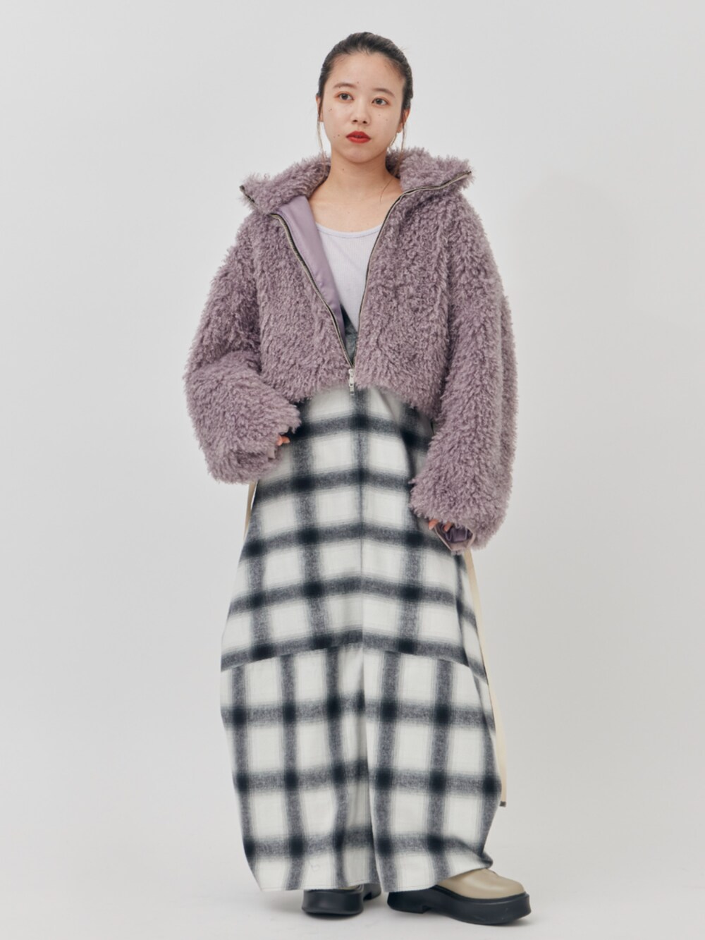 ホワイト系のワンピース、パープル系のブルゾンを着用したレディースの秋コーディネートの2枚目の写真